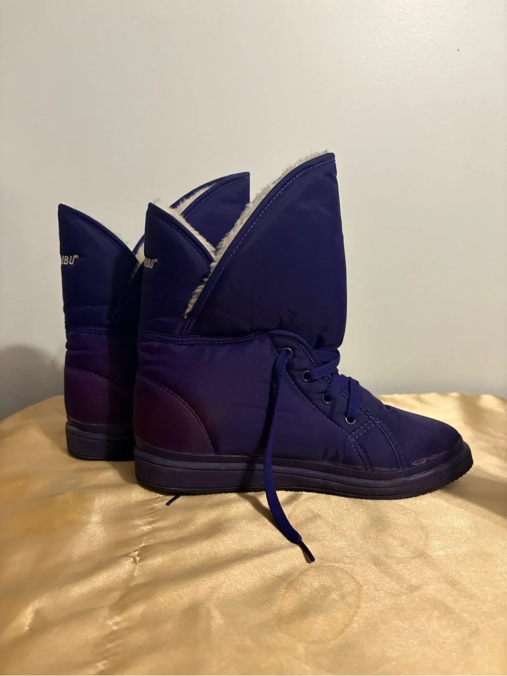 Khombu Purple Lace-Up Insulated Boots size 8